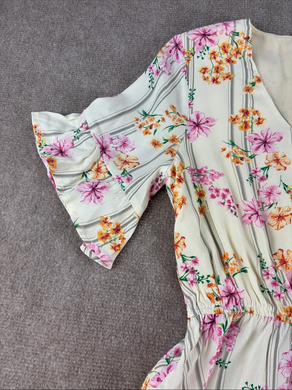 Lost + Wander Cream Floral V-Neck Flutter Sleeve Peplum Top Blouse Size S NWOT - Picture 3 of 6